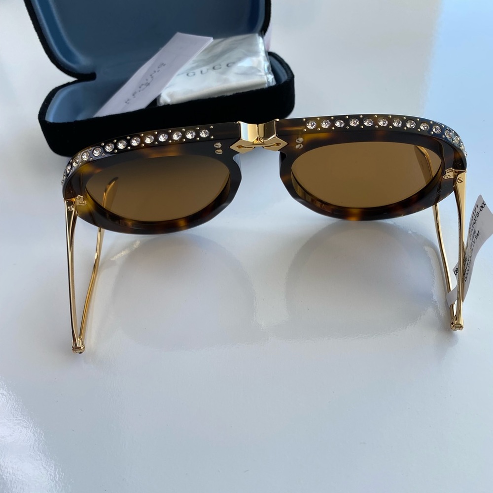 Authentic Gucci Elegant Tortoise Shell Sunglasses with Gold Accents - Picture 11 of 15